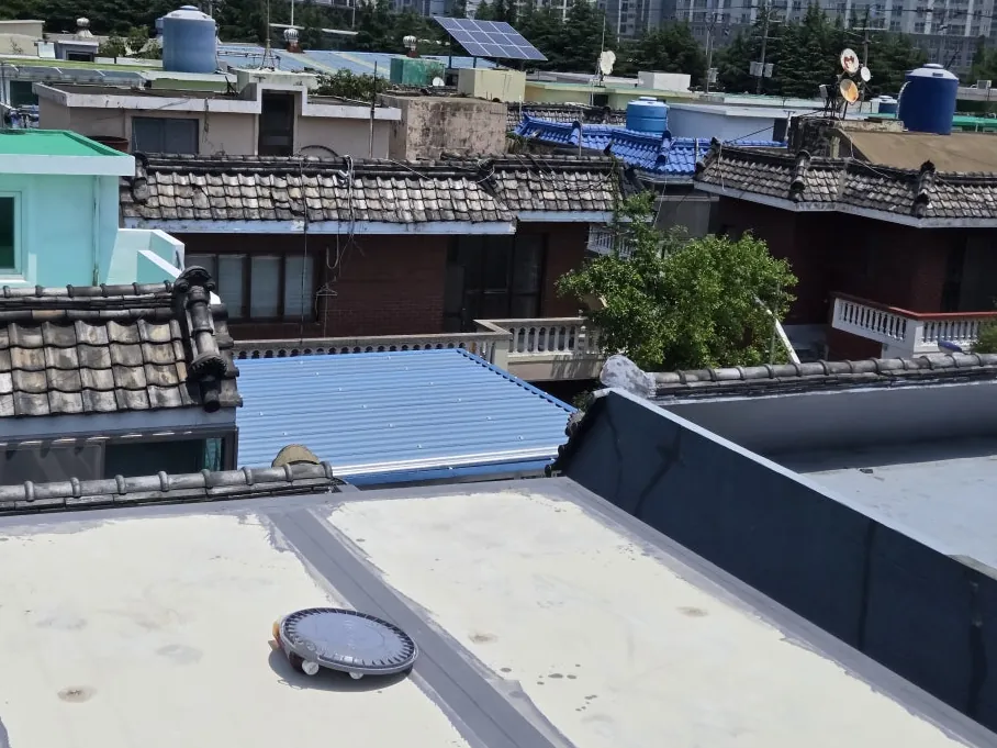 부산 옥상 방수 이음매 정리를 마친 지붕