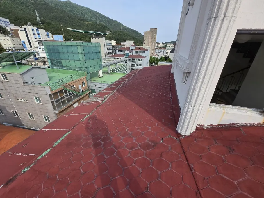 부산 옥상 방수 시공 전 붉은 싱글 지붕
