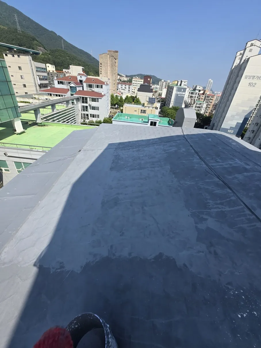 부산 옥상 방수 방수액 1차 도포 진행
