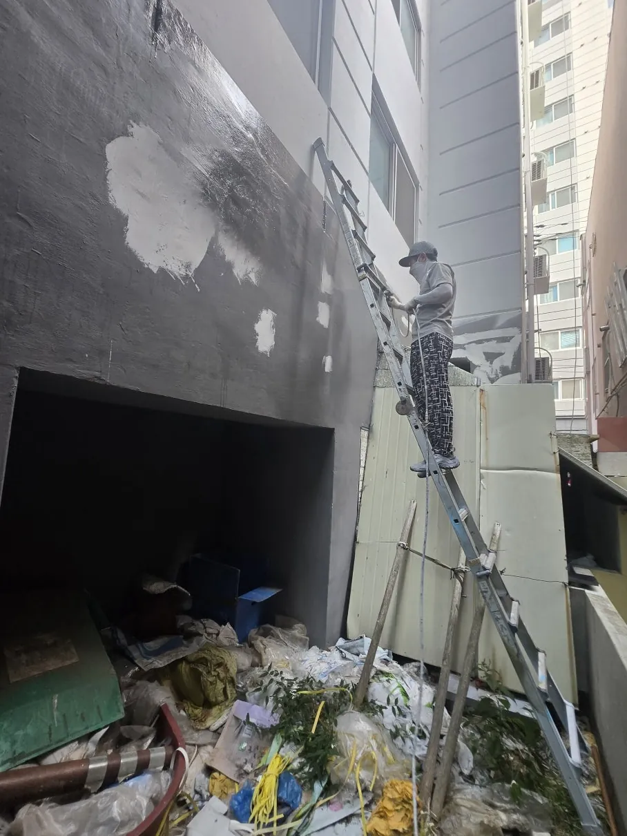 부산 부산진구 전포동 외벽 방수 사다리를 이용한 균열 보수