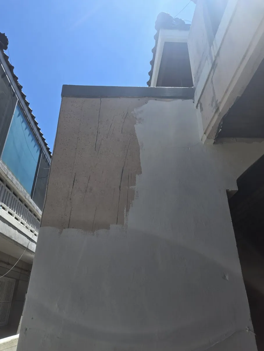 부산 동래구 외벽 방수 도장 전후가 갈린 외벽 모서리