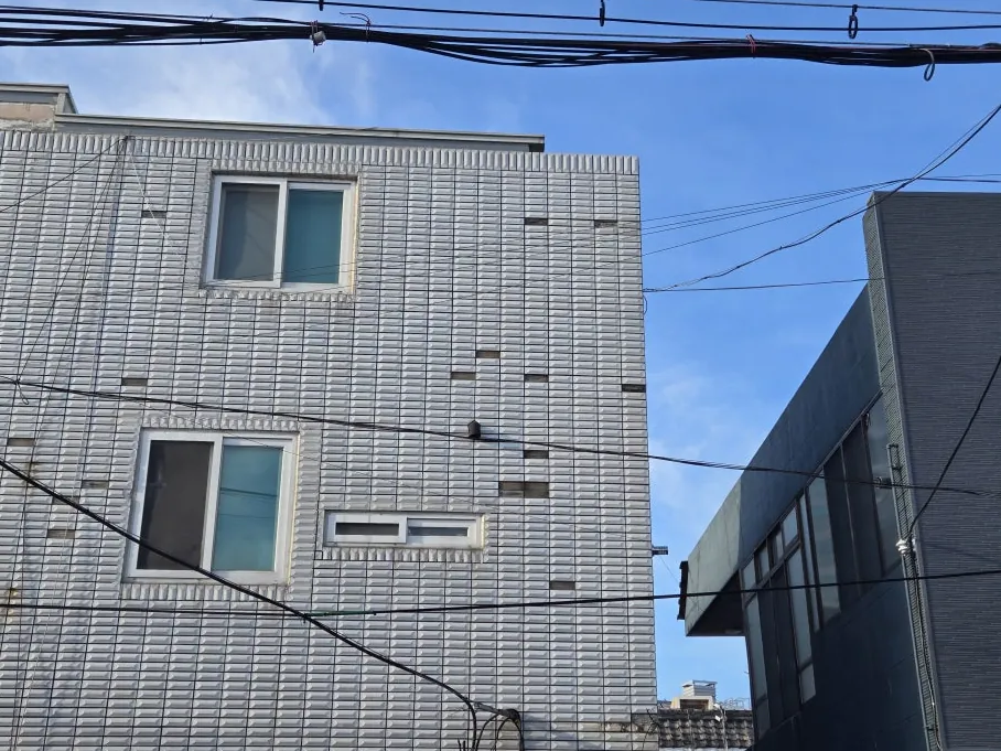 부산 외벽 방수 타일이 군데군데 빠진 외벽