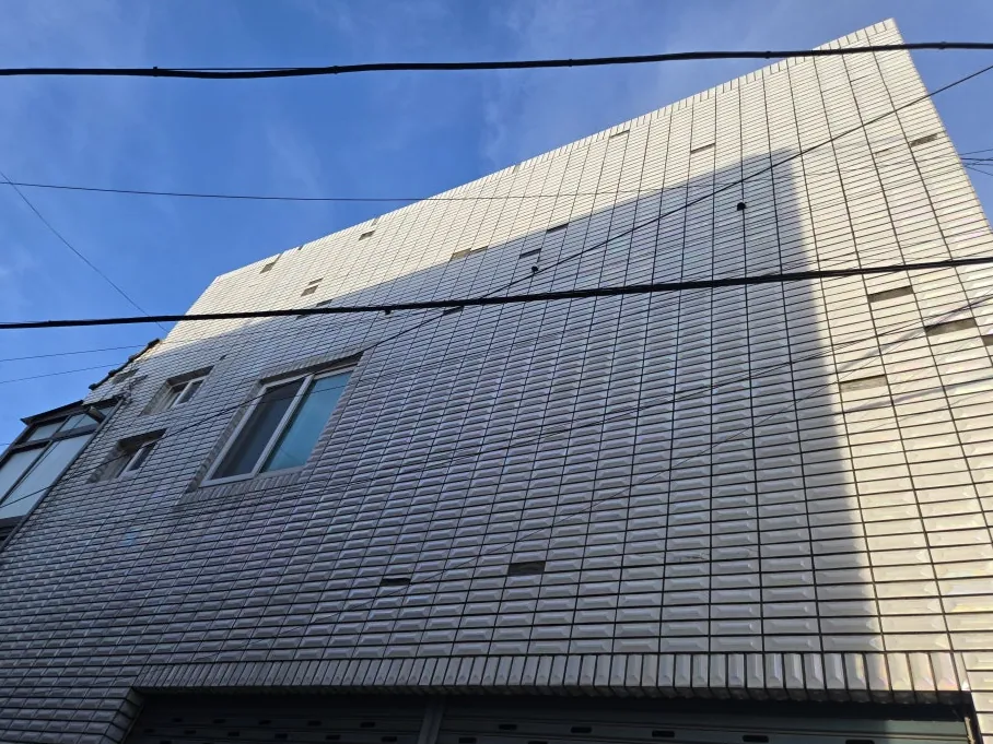 부산 외벽 방수 탈락 부위가 보이는 건물 측면