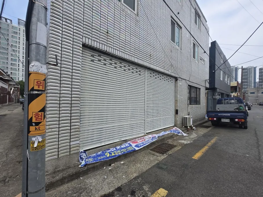 부산 외벽 방수 골목에서 본 보수 완료 외벽
