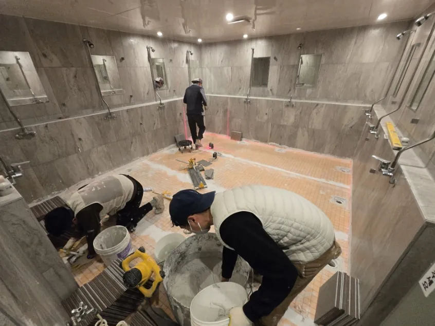 경남 양산시 욕실 타일 압착 시멘트 배합 작업