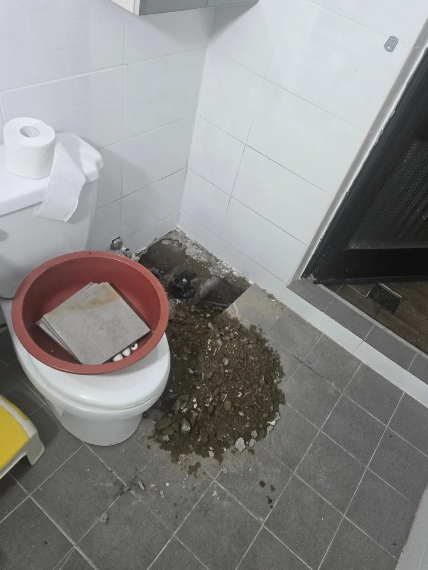 부산 욕실 타일 마감 없이 방치된 변기 주변