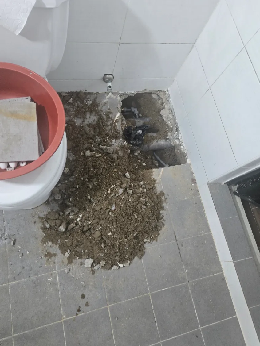 부산 욕실 타일 깨진 타일 걷어낸 바닥