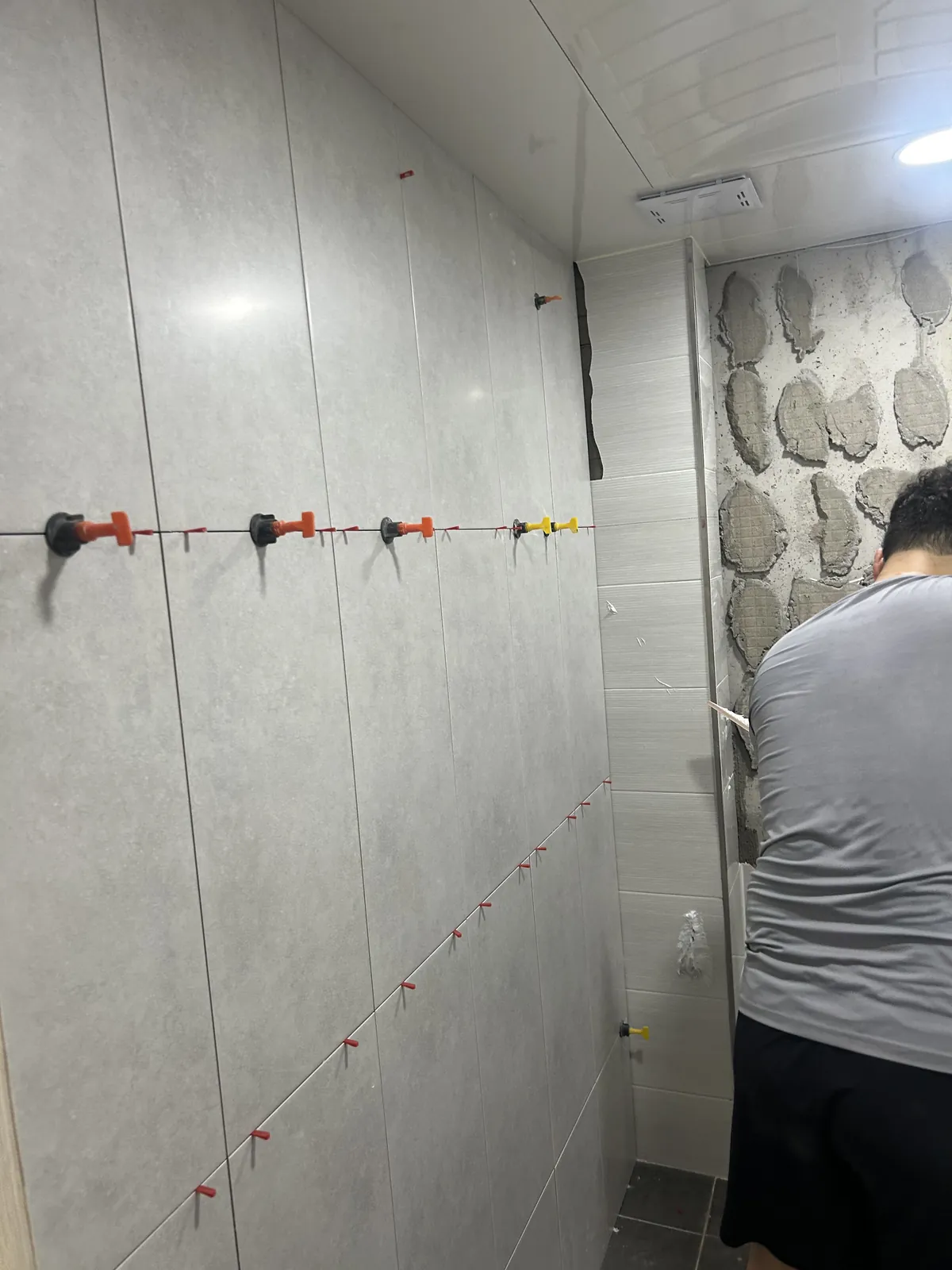욕실 타일 배관·수전 위치에 맞춘 타일 재단