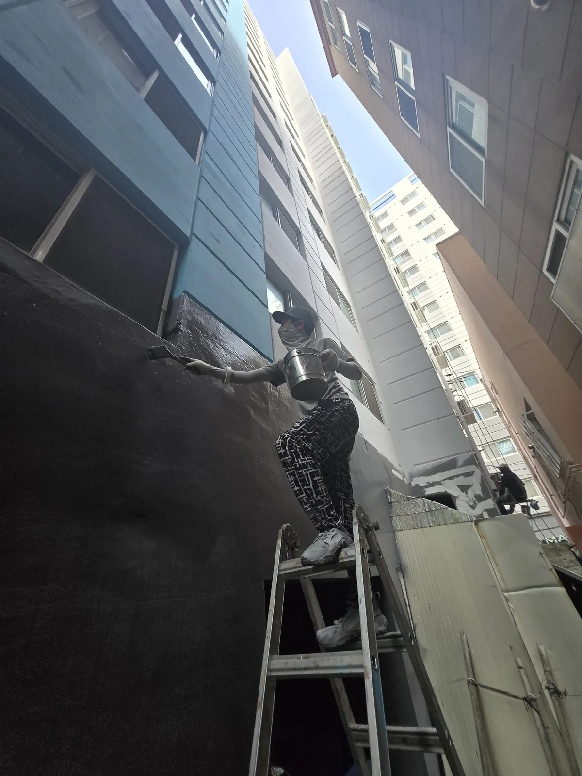 외벽 누수, 실리콘만 쏘면 또 새는 이유
