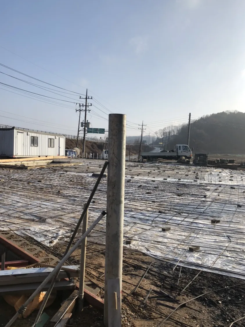 경기 파주시 문산읍 내포리 미장·콘크리트 타설 전 배근된 마당 바닥