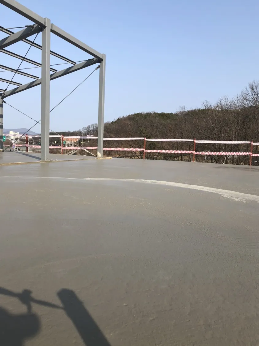 경기 파주시 문산읍 내포리 미장·콘크리트 양생 중인 2층 데크 면
