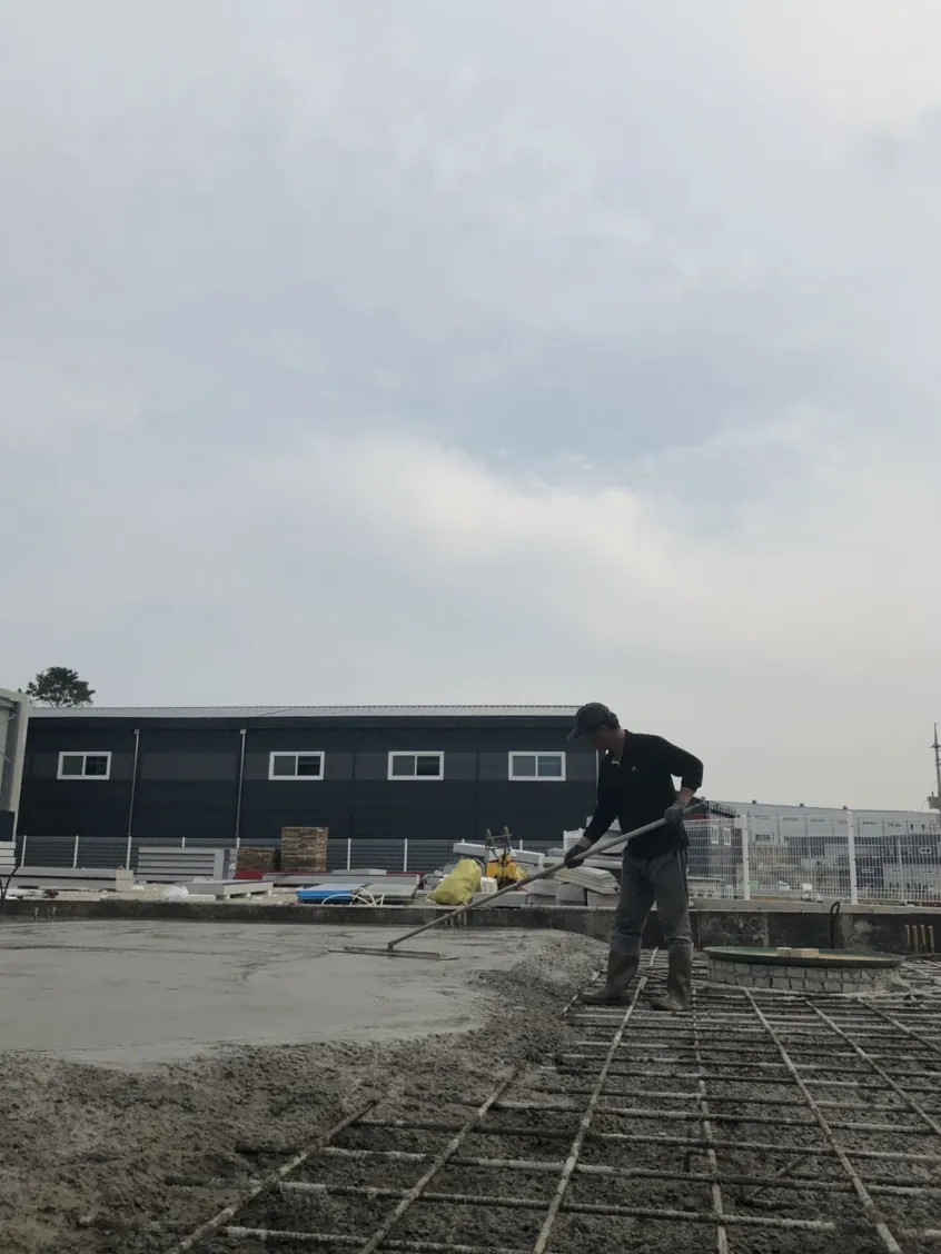 경기 파주시 미장·콘크리트 장가래로 자갈 누르기