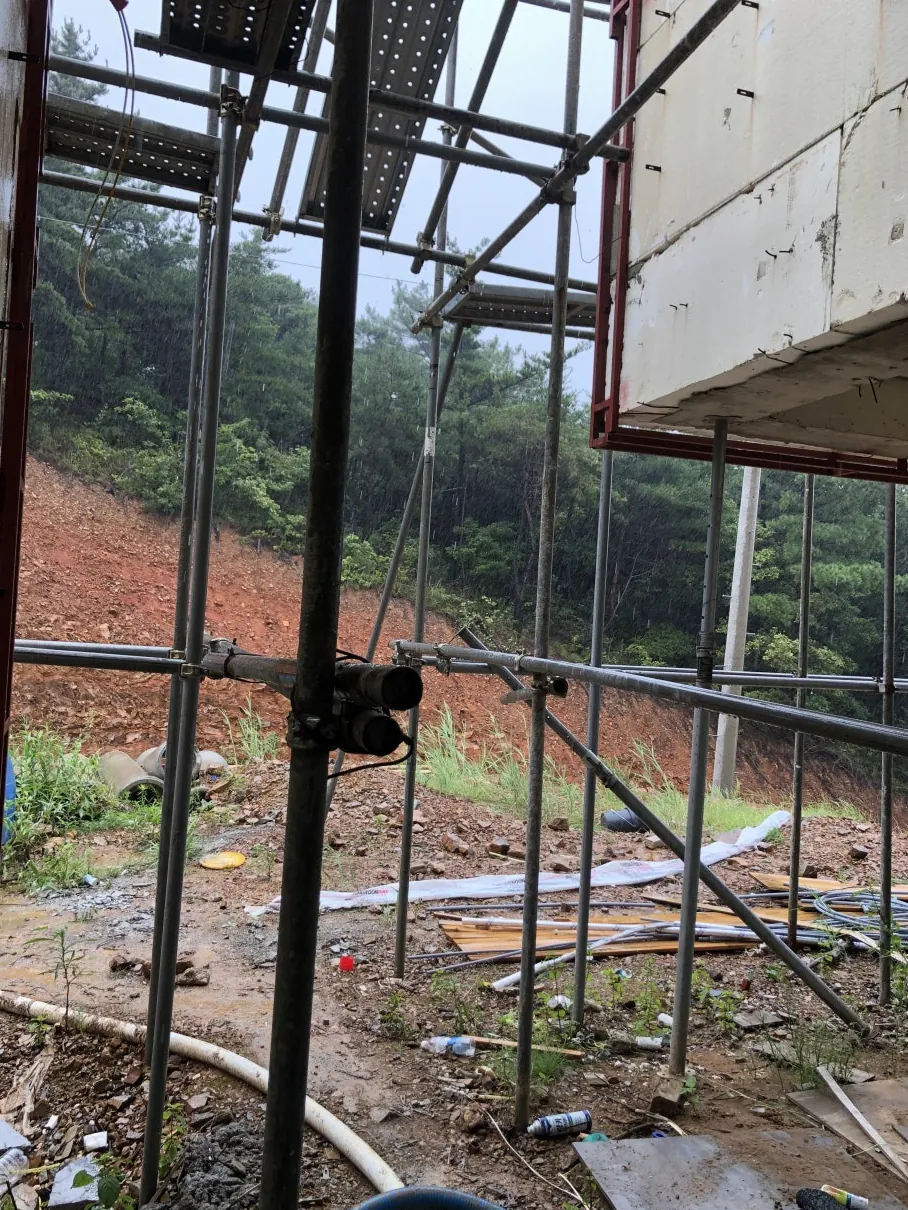 인천 옹진군 영흥면 미장·콘크리트 비계가 설치된 주택 외부