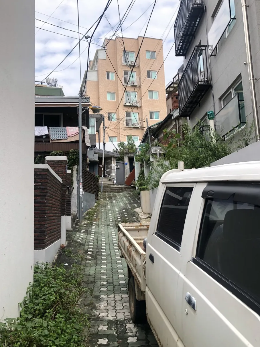 서울 마포구 성산동 미장·콘크리트 현장으로 이어지는 좁은 골목