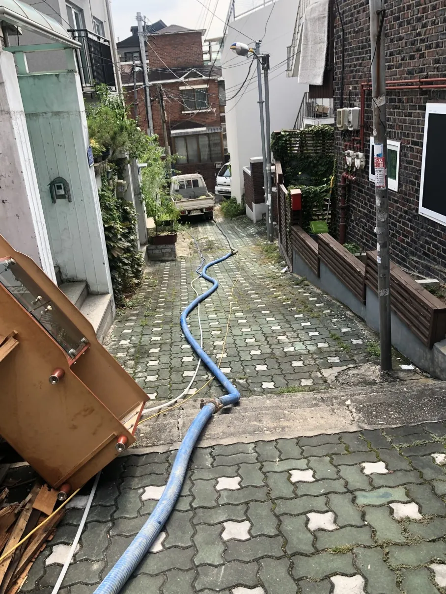 서울 마포구 성산동 미장·콘크리트 골목을 따라 연결한 호스
