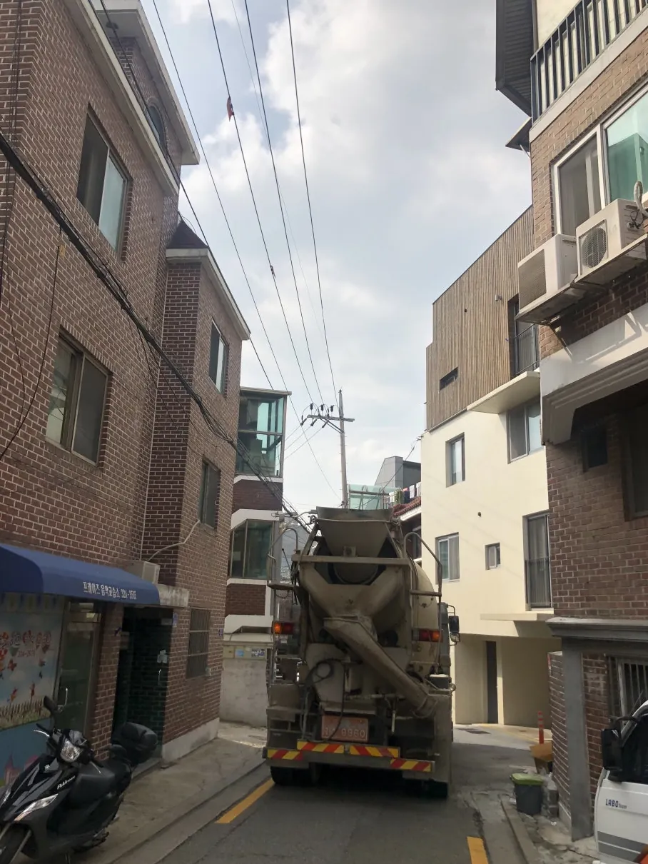 서울 마포구 성산동 미장·콘크리트 골목으로 진입한 레미콘