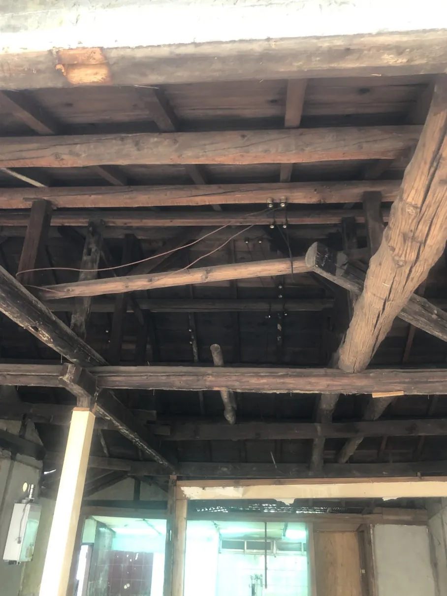 서울 용산구 남영동 미장·콘크리트 노후 건물의 목조 지붕 구조