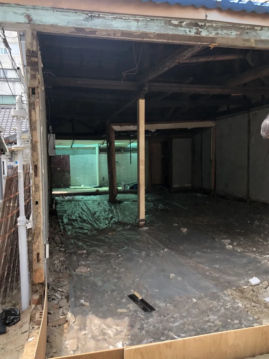 서울 용산구 남영동 미장·콘크리트 흙바닥 위에 덮은 비닐