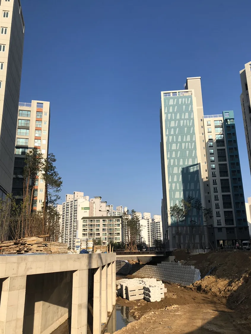 경기 의정부시 장암동 미장·콘크리트 아파트 단지 안 교량 현장