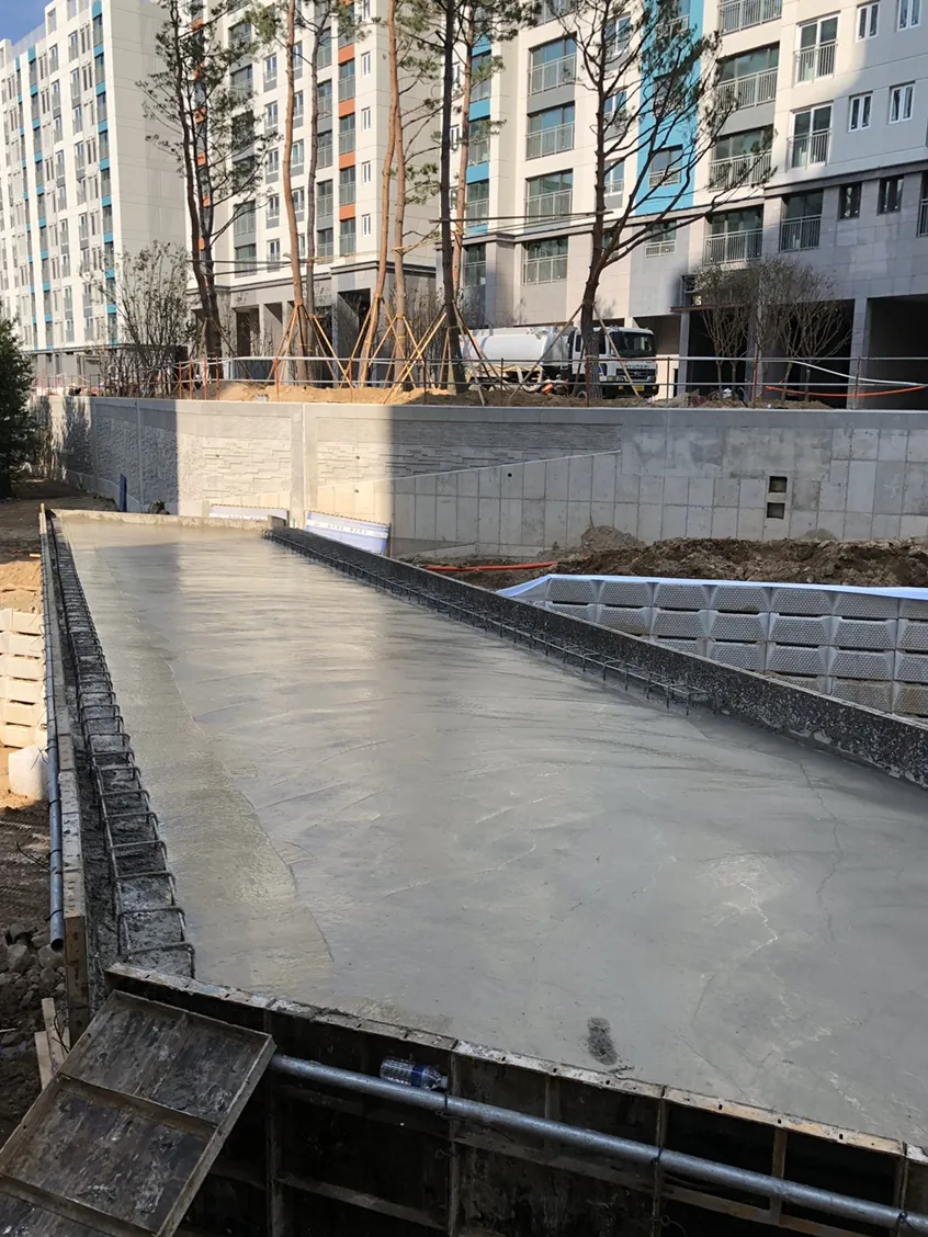 경기 의정부시 장암동 미장·콘크리트 고르게 펼친 다리 상판