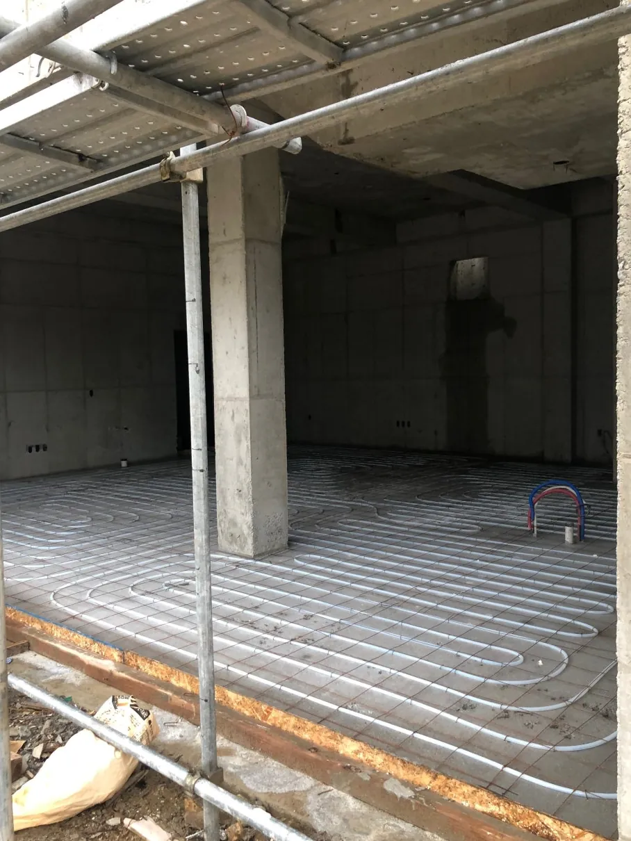 경기 용인시 기흥구 동백동 미장·콘크리트 기둥 주변 배관